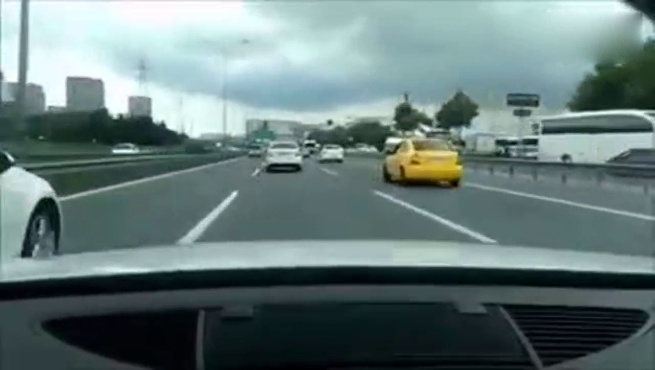 跑车路上急速狂飙，每超越一辆车，后车一定会骂一句