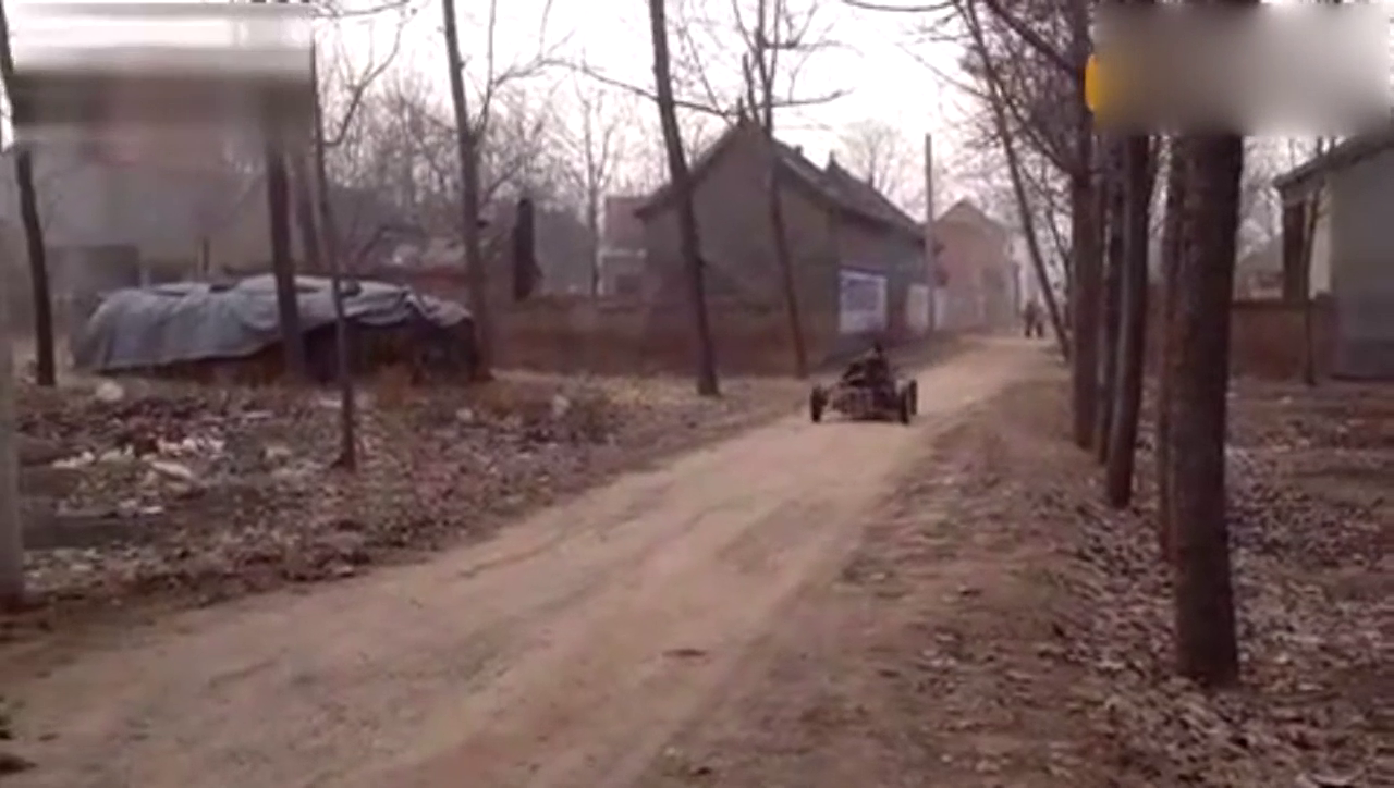 高手在民间，小伙自制敞篷车村里兜风