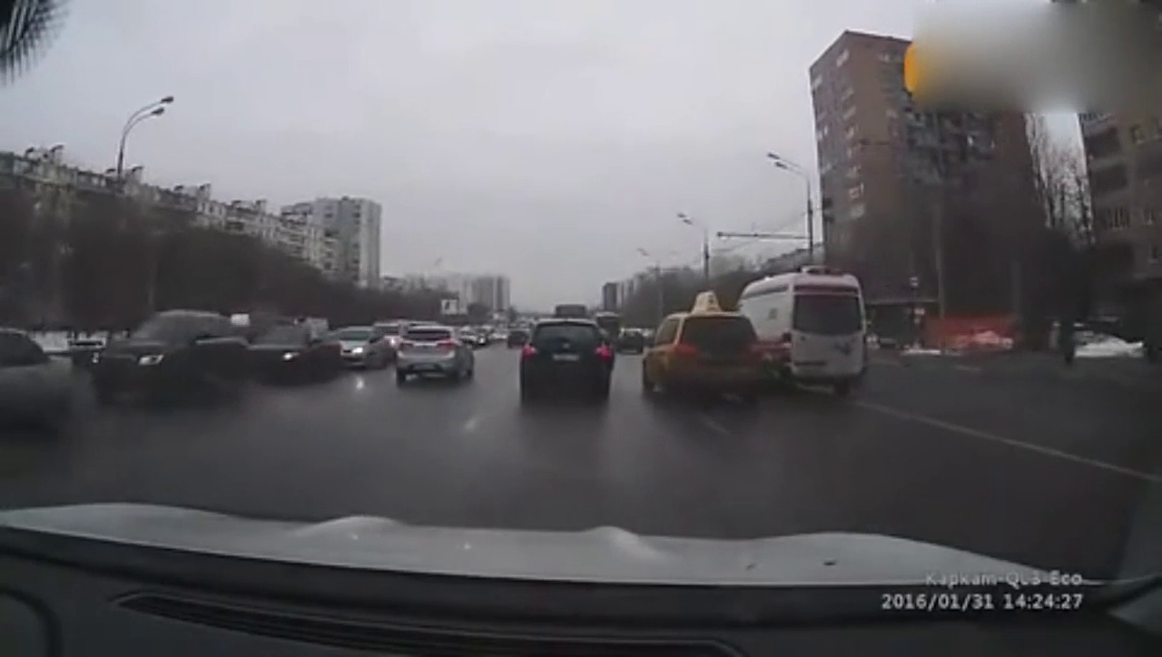 嚣张出租车逼停救护车，被路人暴揍一顿