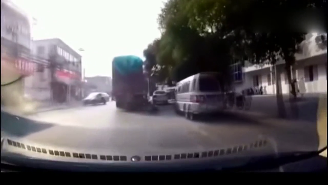 和大货车抢道，电动车简直就是不自量力