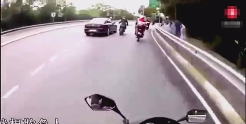 机车党欺负迈腾, 被逼停后车主打开后备箱, 这群人瞬间怂了