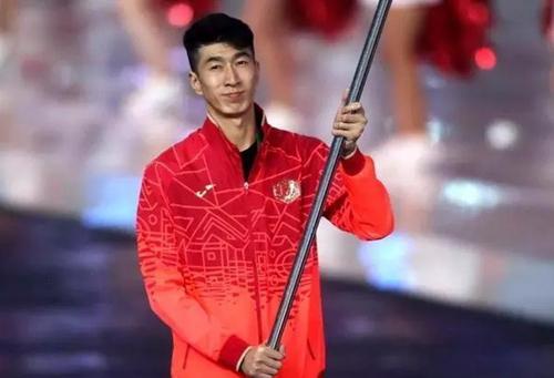 历届亚运会中国旗手,多是篮球运动员,李楠巩晓