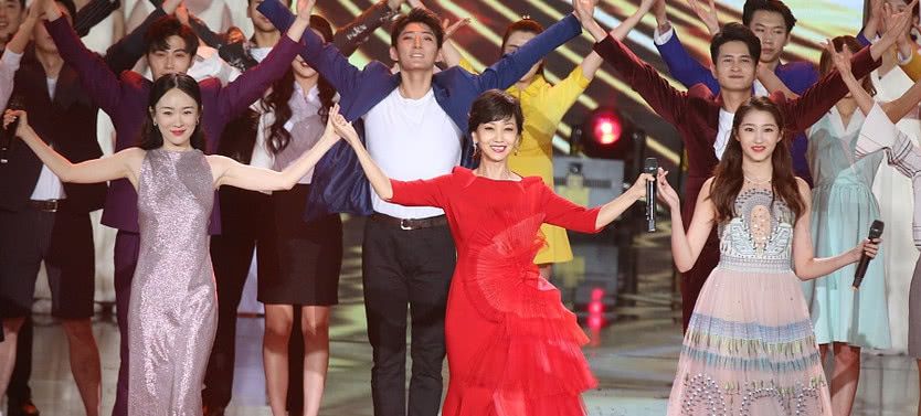 霍思燕怕忘词把小抄写手上,结果却被网友一眼识破!