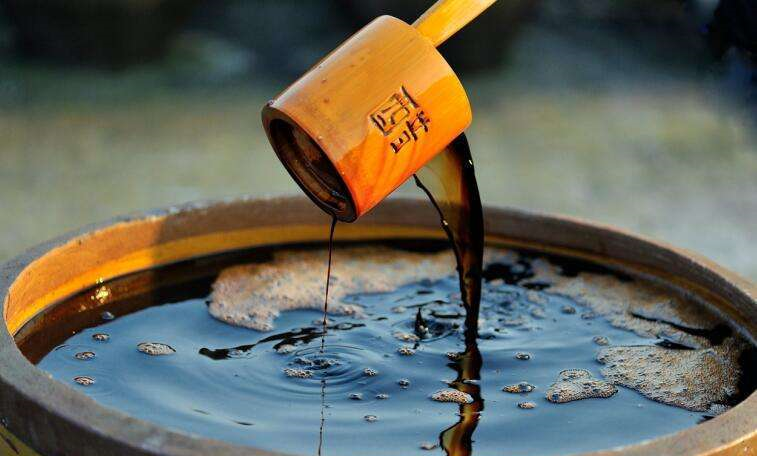 坚持用醋洗头,白发会慢慢变黑发?如何正确使用