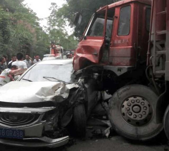 吉利也有牛可吹, 大货车侧撞博瑞, 货车接近报废!