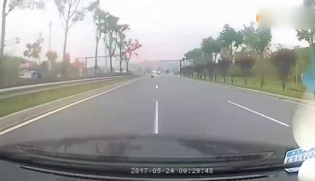 暴雨过后道路积水，出租车拼老命超我的丰田车，拍下这样一幕