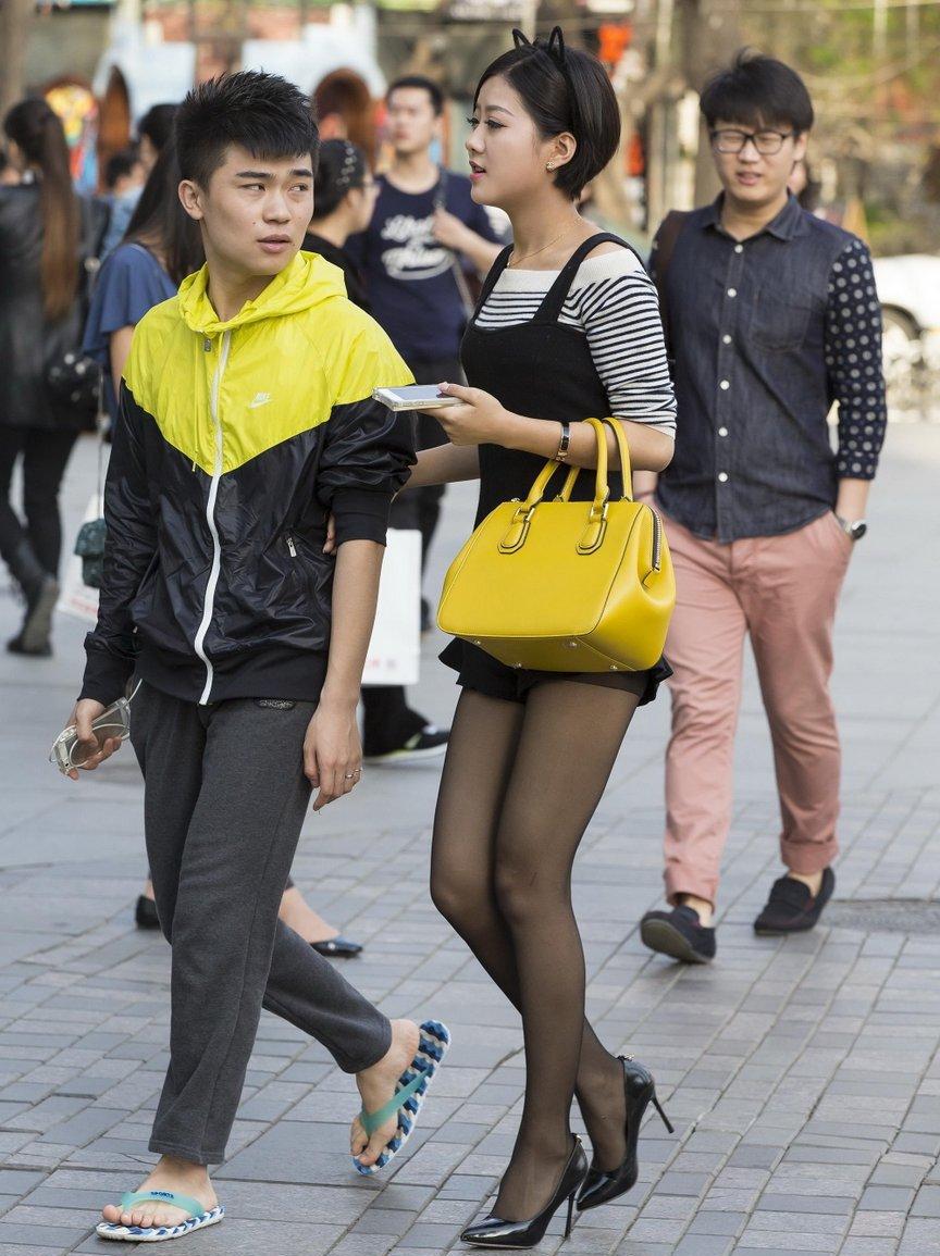 街拍短发黑丝美女逛街, 猫耳朵发卡俏皮可爱!