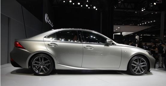 品质不输奔驰, 配15高级音响, 33万上市还买45万的新款5系吗?