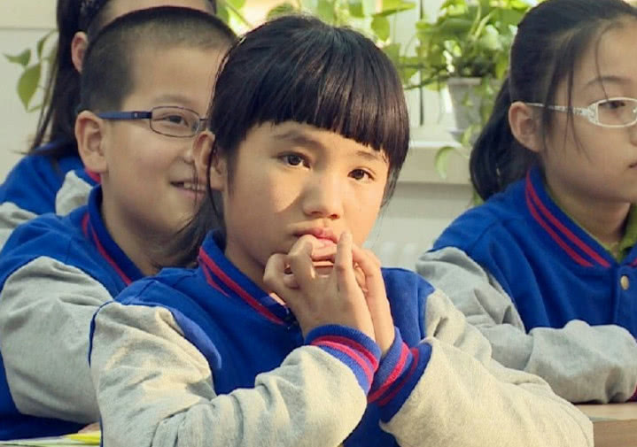 《变形计》中最美的农村女孩,初次与“妈妈”见面,细节泣不成声