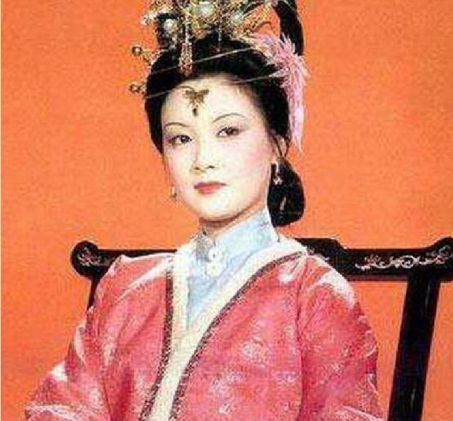 58岁“凤辣子”红楼第一美人, 座驾霸气, 却难掩遗憾落寞