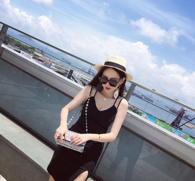 小吊带短裙 满满的美腿散发十足女人味