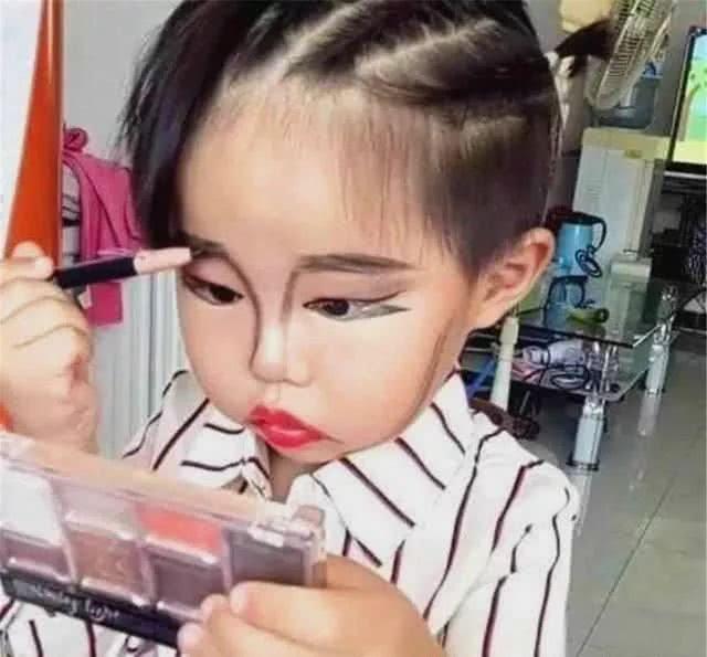 4岁小女孩趁宝妈不注意偷偷化妆,宝妈回头看到