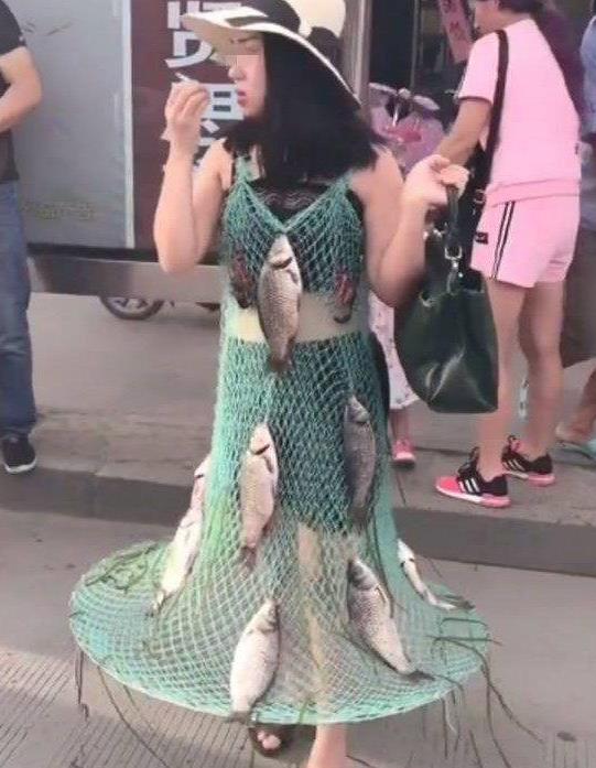 女子穿奇葩服装等车,众人都七嘴八舌,而旁边大哥看的都摘下墨镜