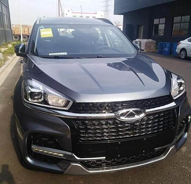 小区楼下偶遇钛金灰色瑞虎8,帅的掉渣,车主:档