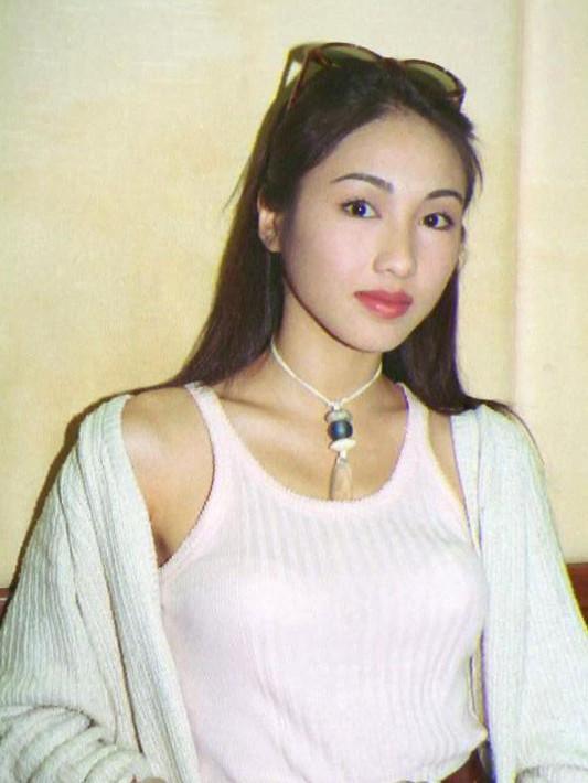 看了黎姿年轻时的照片,我终于明白为什么三大