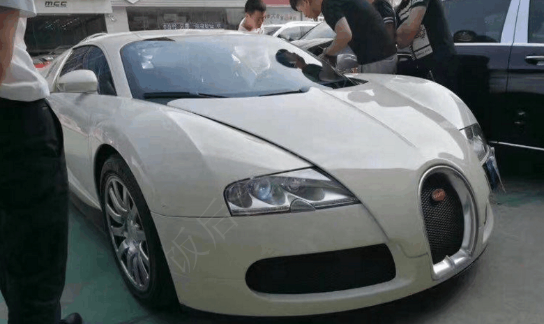 花900万元买辆二手超级跑车, 看到车后朋友们尖叫声接连不断