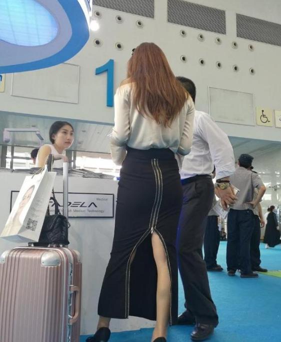 美女，你的隐私都露出来了