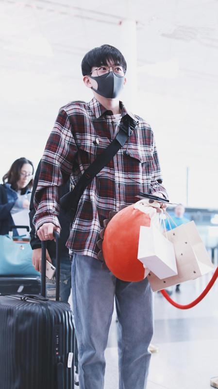 费启鸣穿程序员同款格子衬衫,却一点都不土,主