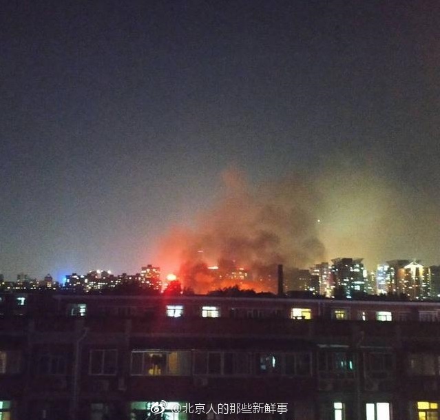 昨日北京双井一小区居民楼起火 目前火灾已被扑灭暂无