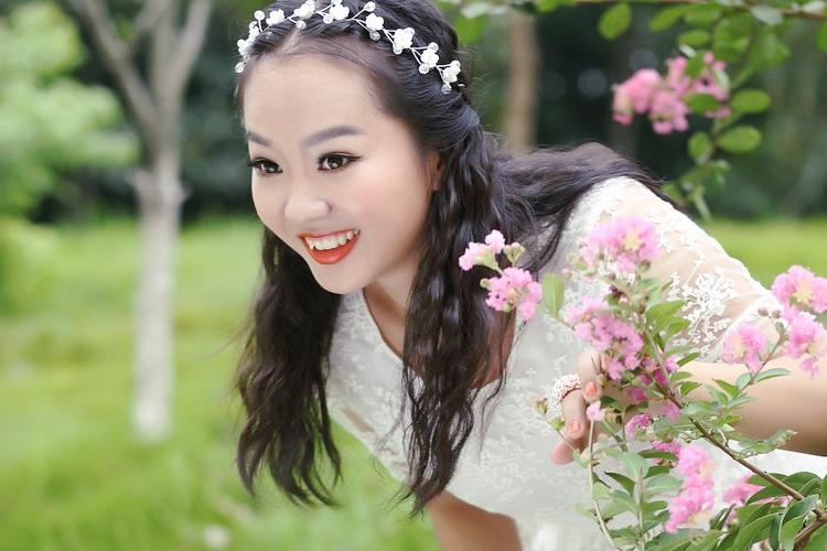 清新阳光下一个笑容满面的可爱姑娘!