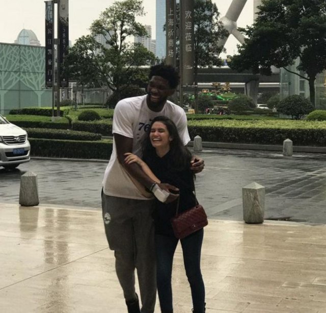 恩比德女友安妮，身材傲人，登上《体育画报》报刊的封面。