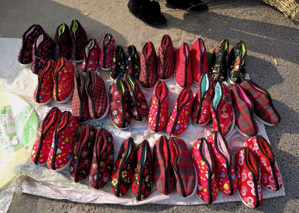 农村出现一款叫做老头鞋的棉鞋, 做鞋的大婶为啥全做成了女式的?