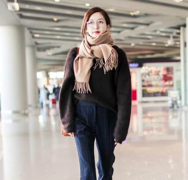 高跟鞋配长袜算什么,江疏影的镂空鞋搭条纹袜