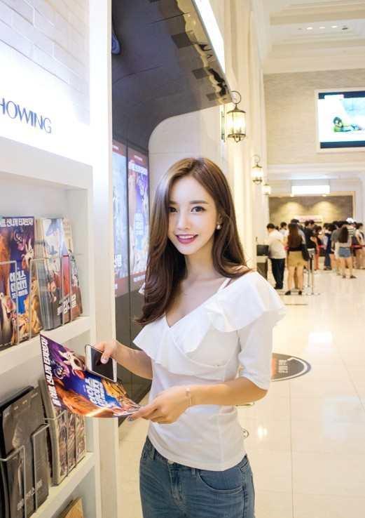 孙允珠荷叶低胸上衣, 紧身牛仔裤, 袅袅婷婷, 绝