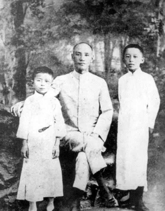 蒋纬国是不是蒋介石的亲儿子? 他的一个细节道出了真相!