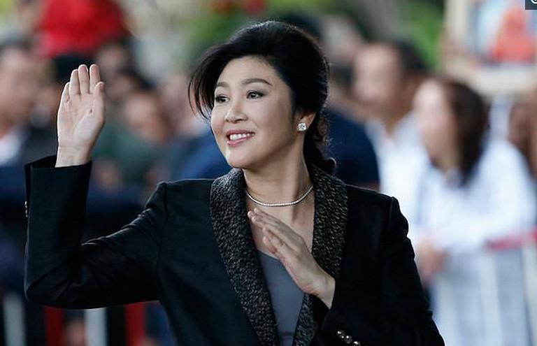 直击: 泰国前美女总理英拉罕见旧照, 英拉被赠玫瑰花泣不成声!