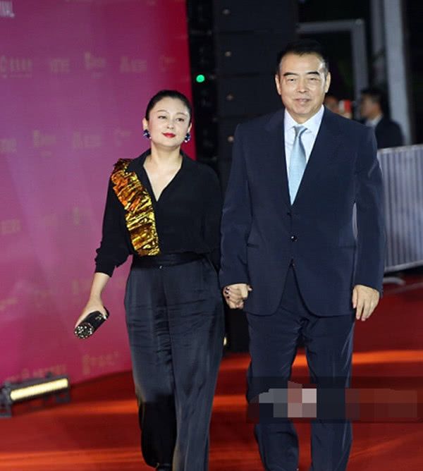 陈凯歌携妻子亮相电影节,陈红近照变化大,网友