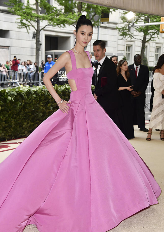 刘雯奚梦瑶现身纽约Met Gala红毯