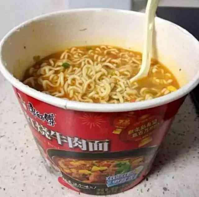 康师傅红烧牛肉面里面真的有牛肉吗?别做梦了,是这东西做的!