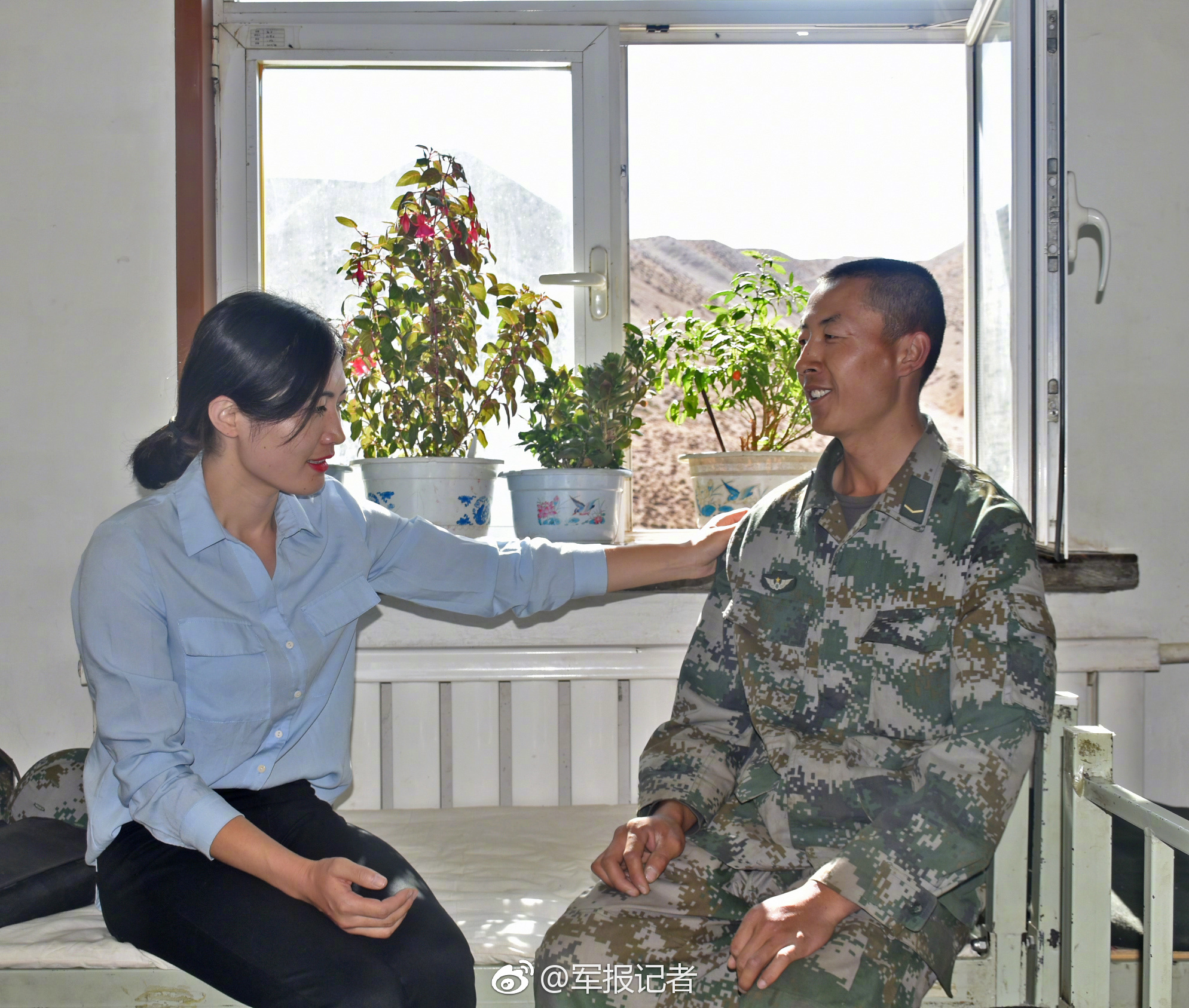 军嫂辗转千里探亲到边关