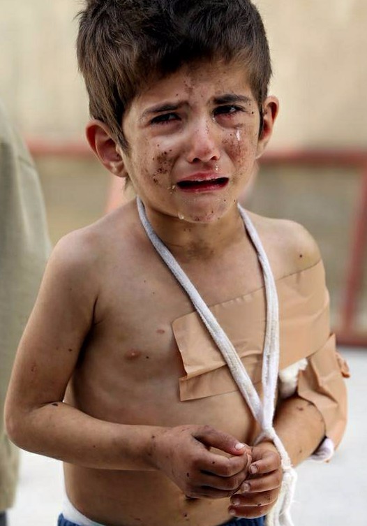 一名受害的小男孩正在哭泣,因为他找不到自己的父母.