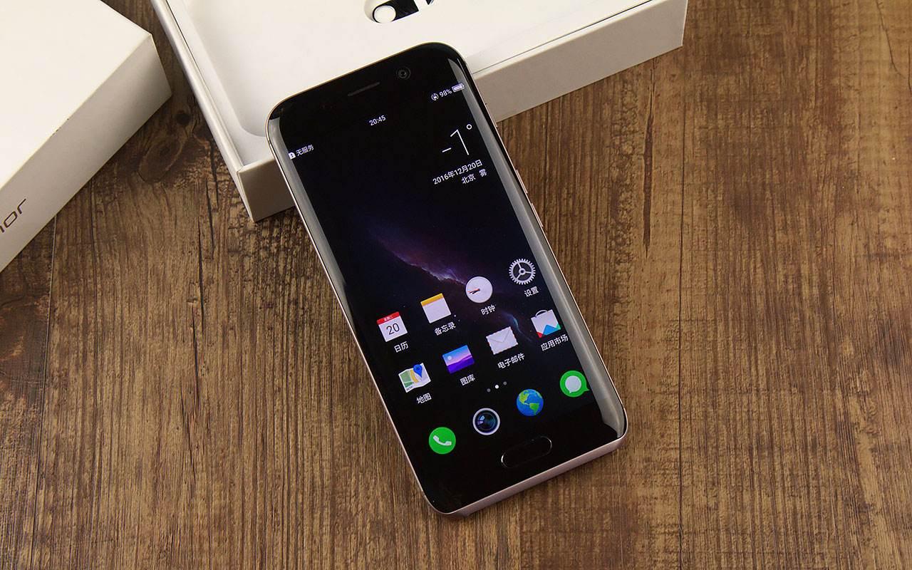 华为吓人手机曝光: 95%屏占比+石墨烯电池,