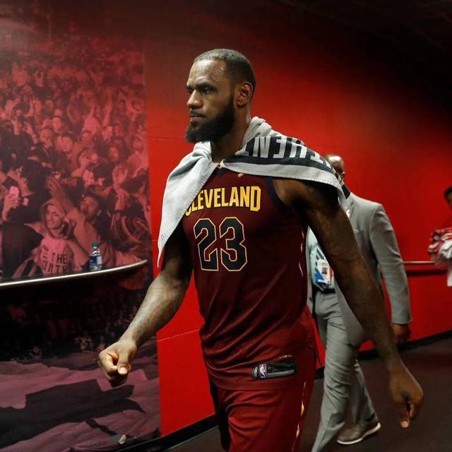 极限抛投绝杀猛龙!勒布朗詹姆斯再次让全美沸