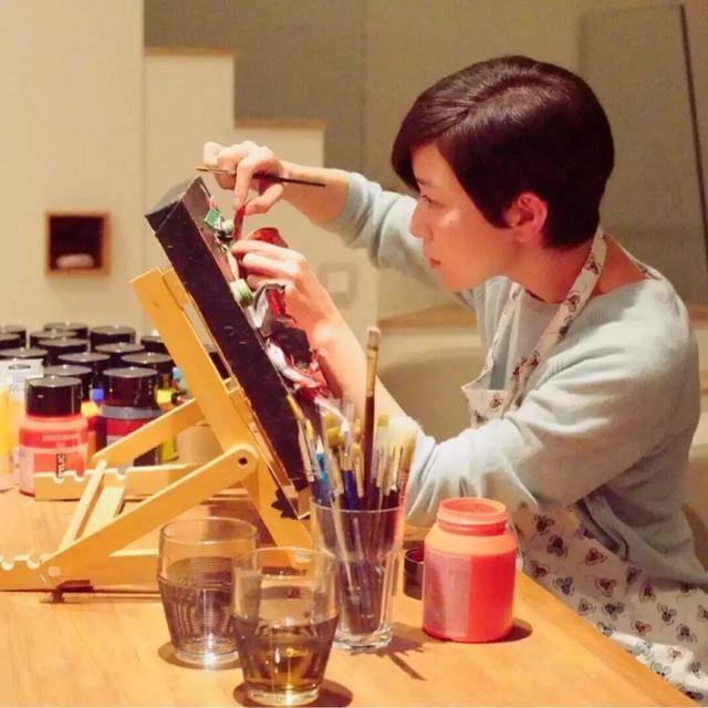 佘诗曼在中秋晚会上大秀歌技,不会唱歌的演员