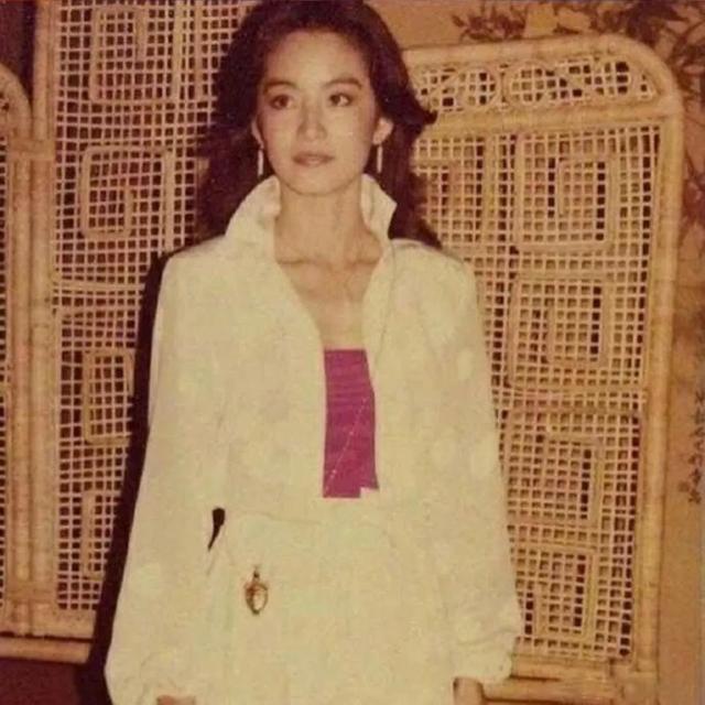 年纪越大脖子越短?林青霞如今脖子粗短仙气全