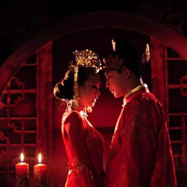 在现代这是夫妻的普通称呼,放清朝却是一个贬