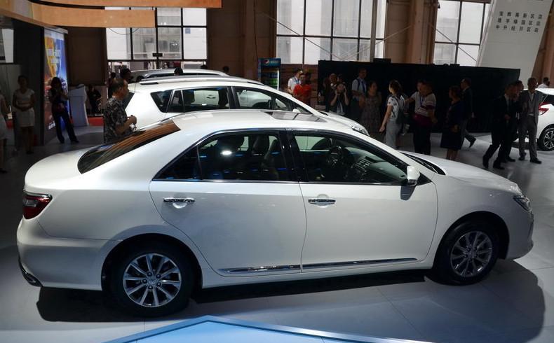 这款轿车落地价不到20万, 操控不错, 内饰老气横秋