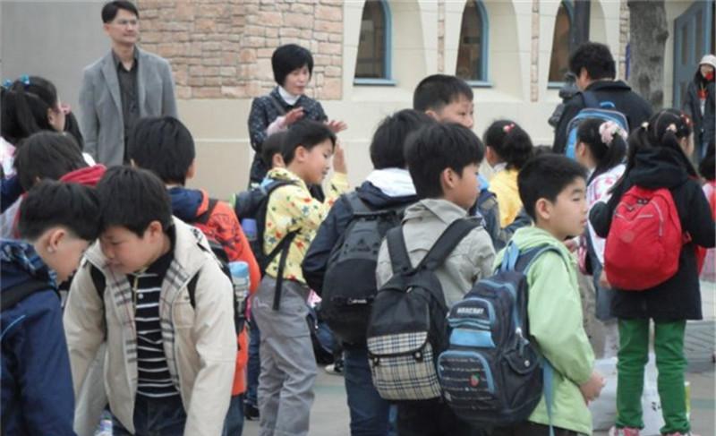 中国学生并不是最苦最累的, 这个国家的学生才是