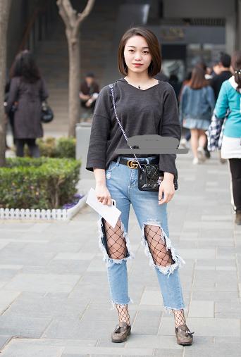 破洞牛仔裤+网袜你们有尝试过吗?