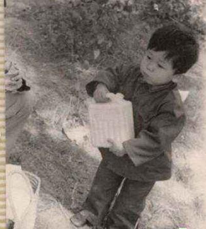 “大黑牛”李晨晒童年照自称有气势，粉红袜子小布鞋还穿着破洞裤
