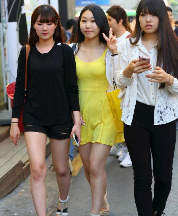 街拍,上海美女如云,成群在一起的美女绝对是整条街的