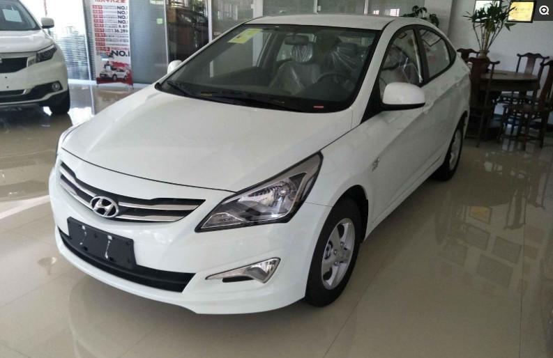 8万多买辆低配合资车, 车主跑出店里贴假天窗, 的确是引人发笑