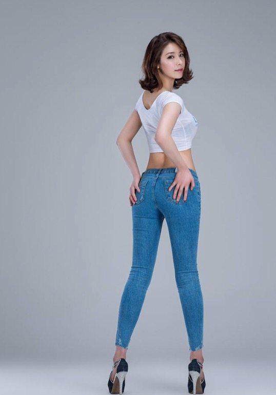 美女街拍:身姿妖娆的紧身牛仔裤美女