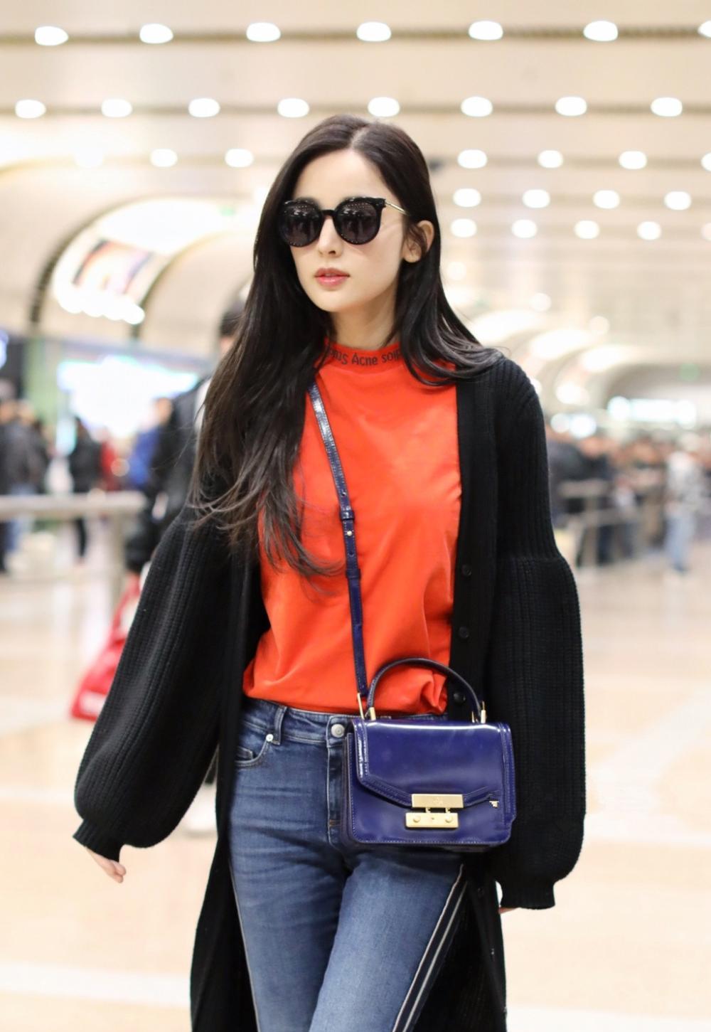 古力娜扎穿黑色毛衣搭橘色上衣气质出众亲切给