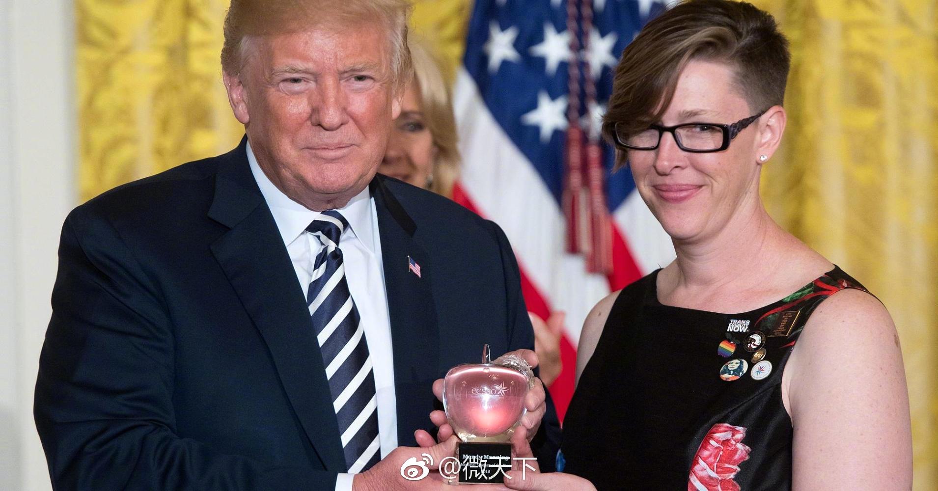 特朗普颁发2018全美年度教师奖 获奖教师戴反