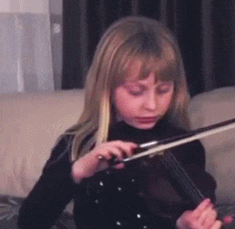 搞笑gif:妹子,采个蘑菇而已,搞到被豪猪撞那么刺激